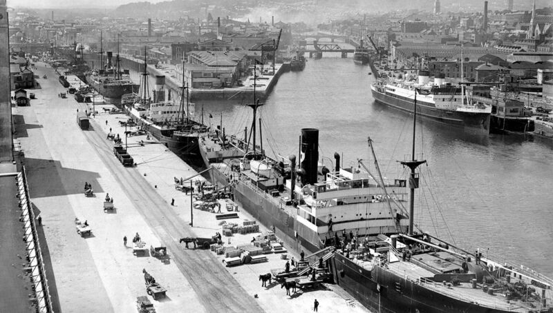 A view of Cork docks (Innisfallen on right) 04/08/1932.