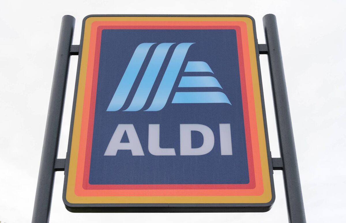 Aldi employs over 4,650 people and operates a network of 148 stores across the country, with stores in each county in the Republic of Ireland. Aldi employs over 4,650 people and operates a network of 148 stores across the country, with stores in each county in the Republic of Ireland.