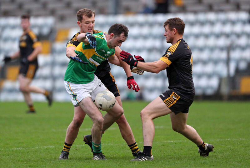 Kevin Dunlea, Randal Óg, takes on Jed Little and Daniel O'Driscoll, Goleen. Picture: Jim Coughlan. Kevin Dunlea, Randal Óg, takes on Jed Little and Daniel O'Driscoll, Goleen. Picture: Jim Coughlan.