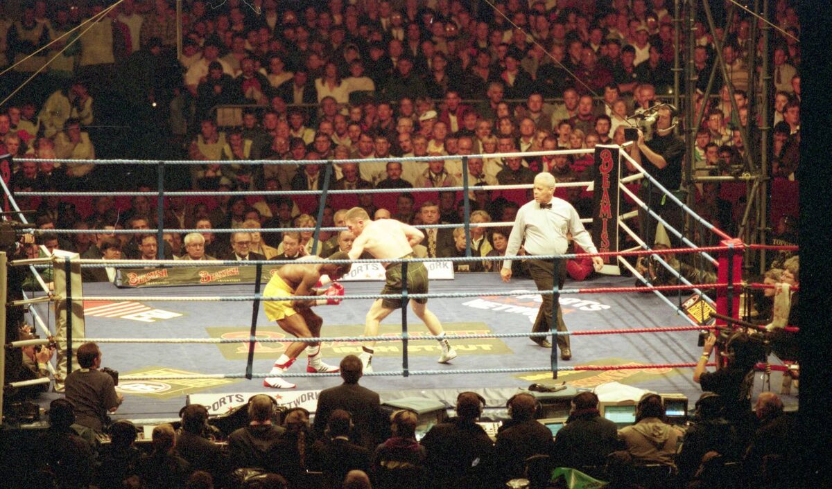 STEVE COLLINS OF IRELAND and CHRIS EUBANK OF GREAT BRITAIN IN THEIR WBO WORLD SUPER-MIDDLEWEIGHT TITLE FIGHT HELD IN Pairc Ui Chaoimh CORK, IRELAND /Irish Examiner staff pic /REF C636/106 SEPTEMBER 9 1995 STEVE COLLINS OF IRELAND and CHRIS EUBANK OF GREAT BRITAIN IN THEIR WBO WORLD SUPER-MIDDLEWEIGHT TITLE FIGHT HELD IN Pairc Ui Chaoimh CORK, IRELAND /Irish Examiner staff pic /REF C636/106 SEPTEMBER 9 1995