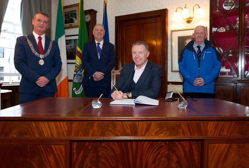 Steve Collins, hosted by Deputy Lord Mayor Fergal Dennehy, signing the visitors book on the occasion of his visit to Cork City Hall during the 25th Anniversary Celebrations. Also included are prominent Cork boxing figures and event organisers Conal Thomas and Michael O’Brien. Picture: Doug Minihane