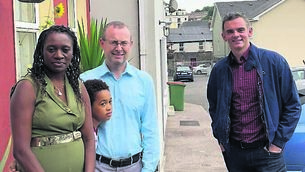 <p class="contextmenu internal_Caption">The Ó Dubhgain family with Ronan Mac Niallais</p>