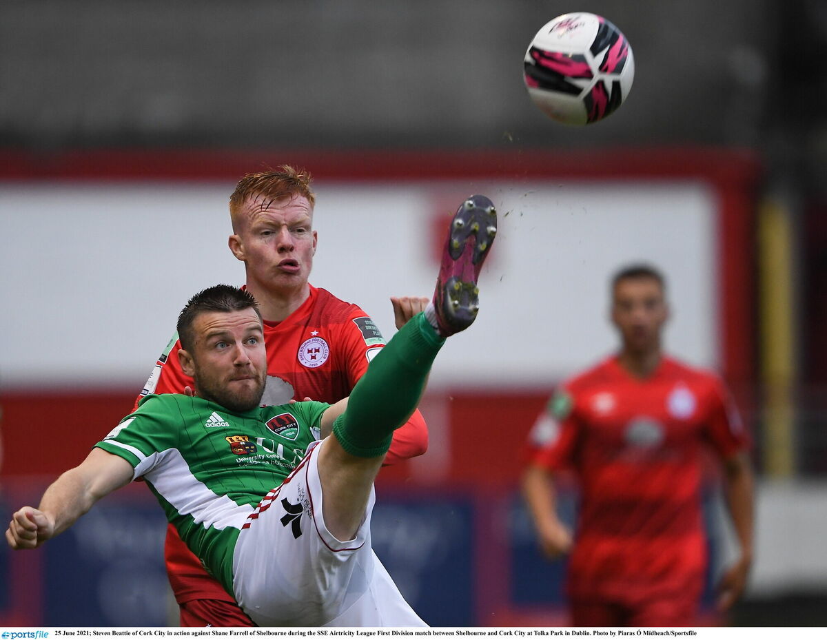 Steven Beattie of Cork City in action against Shane Farrell of Shelbourne during the SSE Airtricity League First Division match between Shelbourne and Cork City at Tolka Park in Dublin. Photo by Piaras Ó Mídheach/Sportsfile