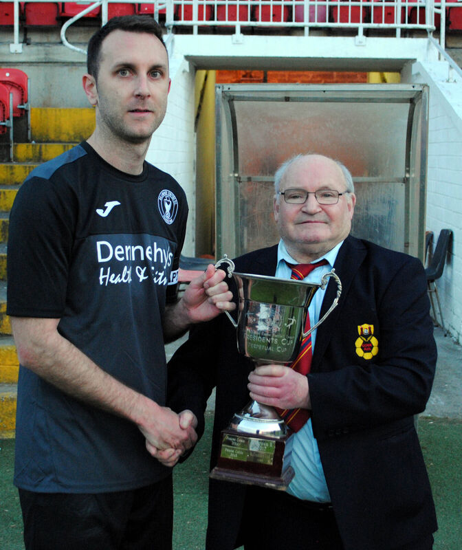 Henry Healy (Cork AUL) presents the President's Cup to Killumney's Dave McCarthy. Picture: Barry Peelo. Henry Healy (Cork AUL) presents the President's Cup to Killumney's Dave McCarthy. Picture: Barry Peelo.