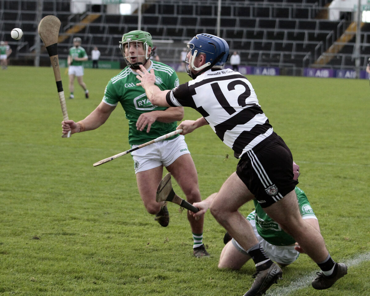 Pa White, Midleton, struggling to control the sliotar against Robbie Hanley, Kilmallock. Picture Brendan Gleeson Pa White, Midleton, struggling to control the sliotar against Robbie Hanley, Kilmallock. Picture Brendan Gleeson
