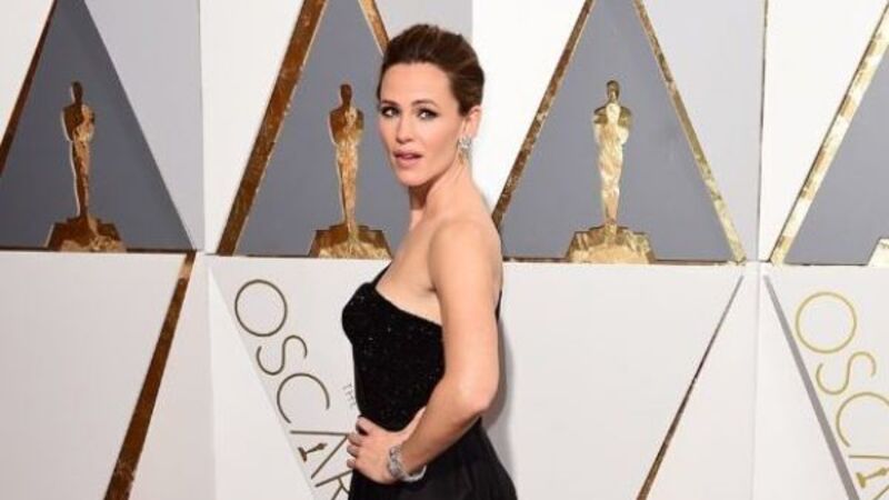 Jennifer Garner almost sets kitchen on fire in Instagram cooking video