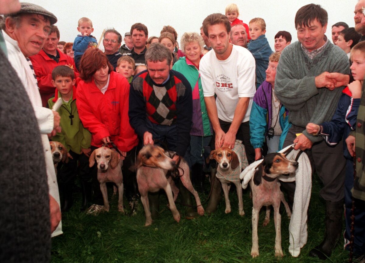 Garry O'Sullivan, chairman of the Cork City and County Harriers Association announcing the winners of the All-Ireland Draghunt at Ballinagree. Included from right, Christy Keating of Kerrypike Harriers with Mason, winner, Garry O'Sullivan, North Hunt, Patzy, Andrew O'Callaghan, Owenabue Harriers, Keep Calm and Carol Duggan, Cork, Bright and Breezy. Picture Dan Linehan 