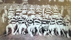 <p class="contextmenu internal_Caption">Avondhu hurling team in 1961. Batt Thornhill is four from right, back row, his son Bobby is the mascot, front row.</p>