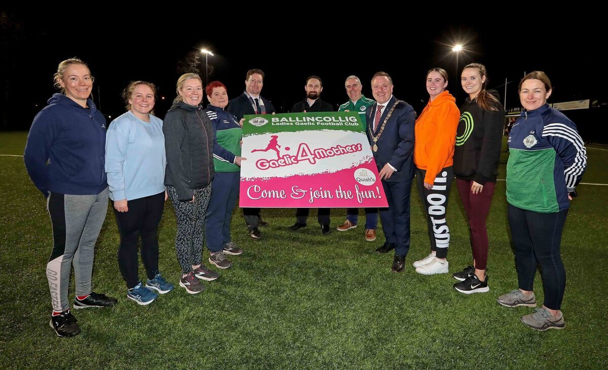  Muireann O'Connor, Eileen Bermingham, Maeve O'Keeffe, Aileen O'Flynn, Ballincollig Gaelic 4 Mothers, Cormac and Ciaran Quish, club sponsors, Dave Walsh, Ballincollig GAA club, Lord Mayor Cllr Colm Kelleher, Shonagh Hayes, Sarah Westwood and Sharon Buckley, Ballincollig LGFA. Picture: Jim Coughlan.