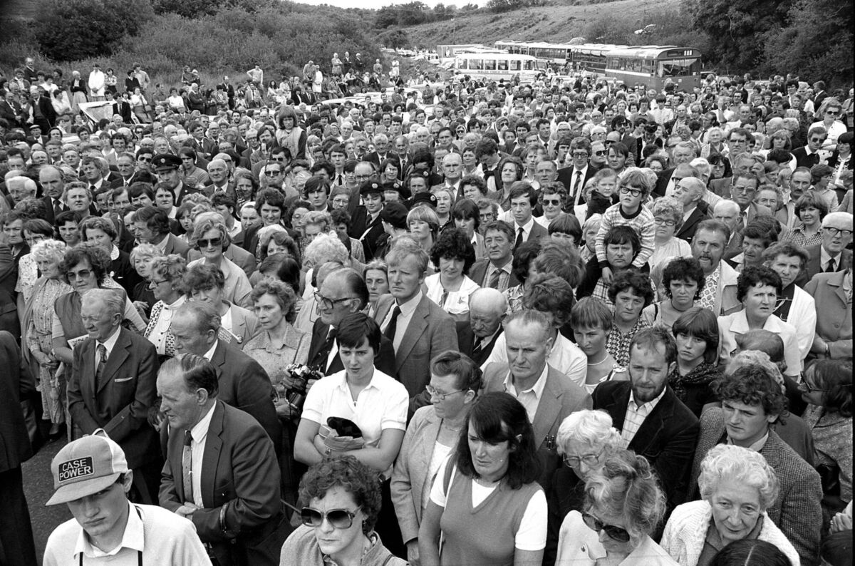 Crowd gathered at the Béal na Bláth commemorative event, 1982. 