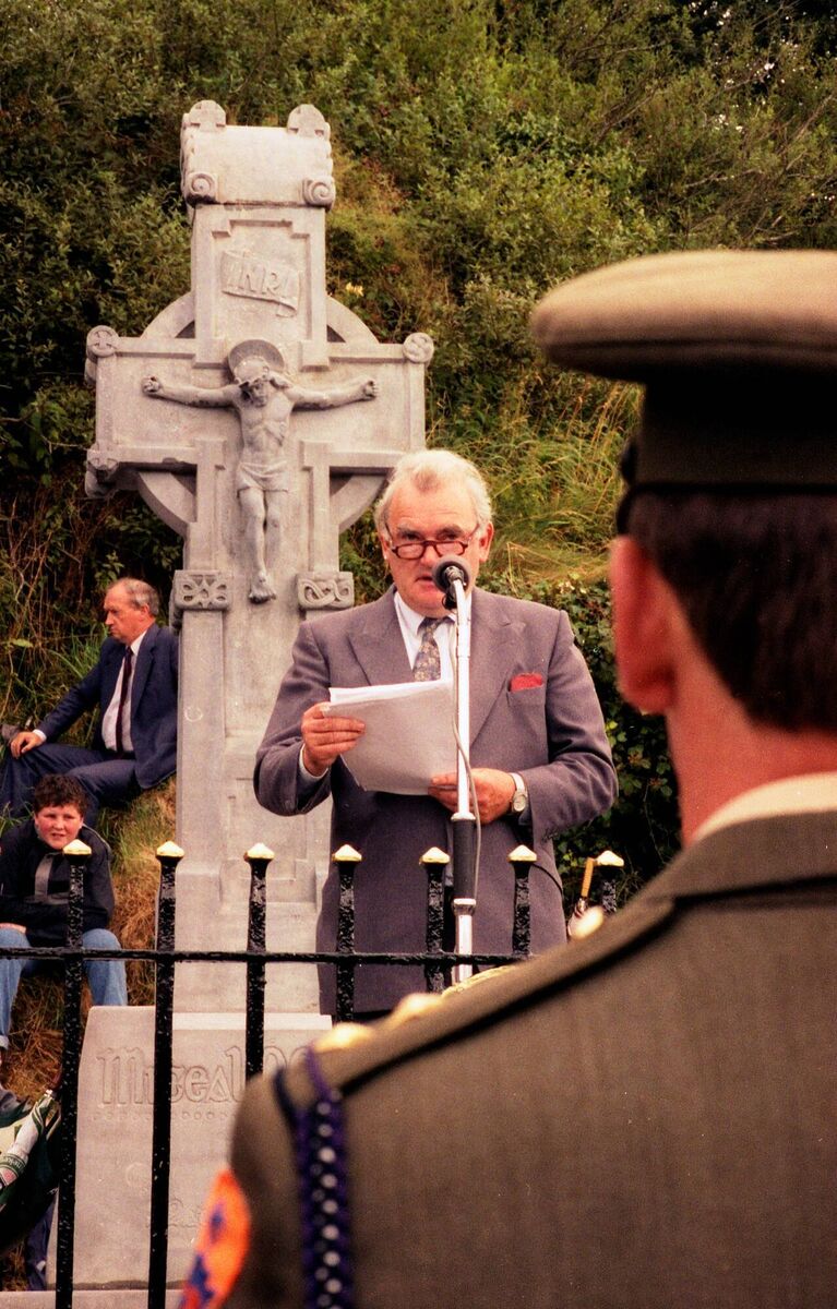 Tim Pat Coogan giving the oration at Béal na Bláth, 1990.