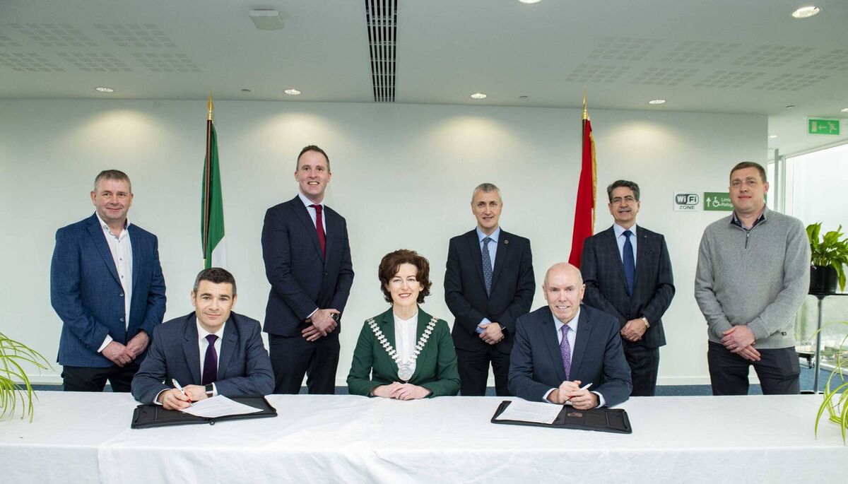 Pictured at the contract signing were front row left to right: Noel Cummins, Contracts Director Le Cheile Consortium (LCC) Enerveo; Mayor of the County of Cork, Cllr Gillian Coughlan and Chief Executive of Cork County Council, Tim Lucey. Back (l to r): Sean Corcoran, LCC Electric Skyline; Patrick Rooney, Director of Lighting UK &amp; Irl LCCC Enerveo; Padraig Barrett, Cork County Council Director of Roads; Michael J Ryan, Cork County Council Project Lead PLEEP SW, and Philip Read LCC, Al Read. Pic: Brian Lougheed 