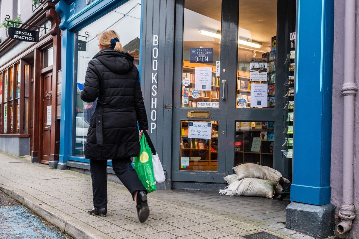 Many shopkeepers and residents have placed sandbags at their premises this evening in preparation for Storm Eunice. Picture: Andy Gibson.