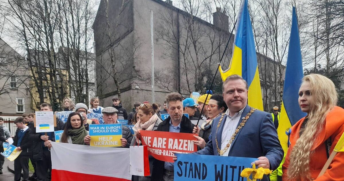 'Our city stands with you': Crowds gather in Cork showing solidarity with the people of Ukraine - Vimarsana News