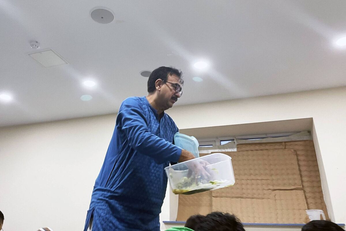 A volunteer in the islamic centre gives people food to break their fast. Pic: Mostafa Darwish A volunteer in the islamic centre gives people food to break their fast. Pic: Mostafa Darwish