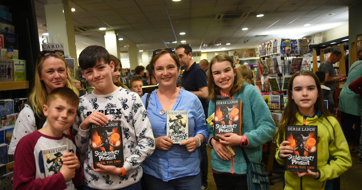 Pictures: Hundreds queue in Cork to meet Skulduggery Pleasant author - Vimarsana News