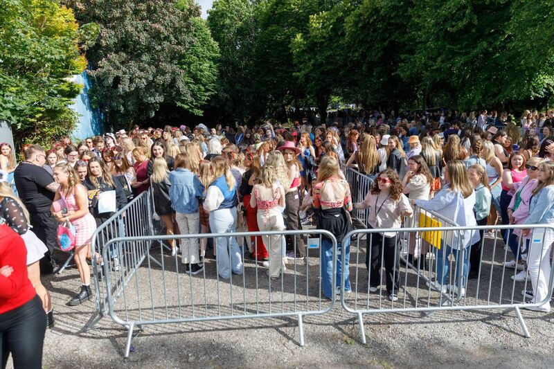 Crowd waiting for Olivia Rodrigo. Photo By Ray Keogh 