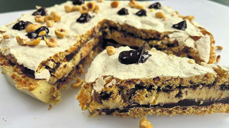Recipe: Hazelnut meringue with banana cream and chocolate