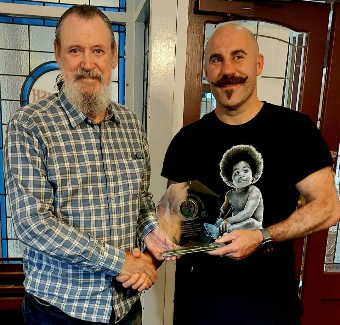 Donie Carroll receives a presentation from Gary O'Sullivan in recognition of his contribution to Cork boxing. 