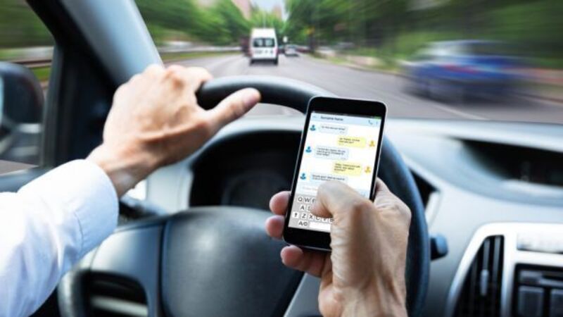 Almost one in four drivers check phone notifications while driving