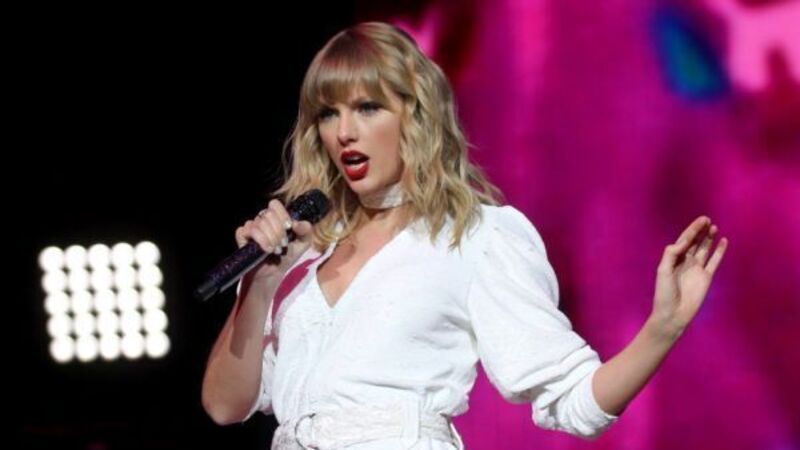 Taylor Swift joins Haim on-stage in London Taylor Swift joins Haim on-stage in London