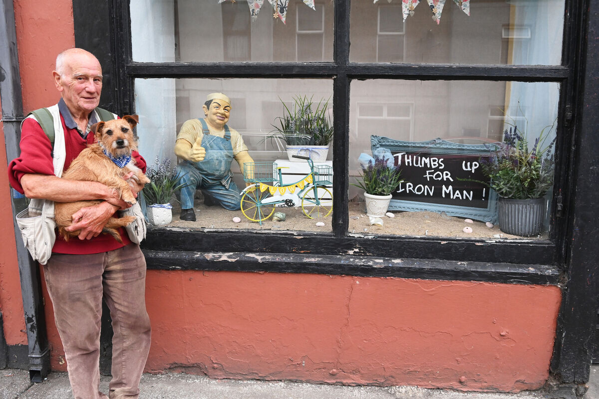 Youghal Ironman Jack Whelan with Buddy at another decorated window for this years Ironman in Youghal. Picture; Eddie O'Hare Youghal Ironman Jack Whelan with Buddy at another decorated window for this years Ironman in Youghal. Picture; Eddie O'Hare
