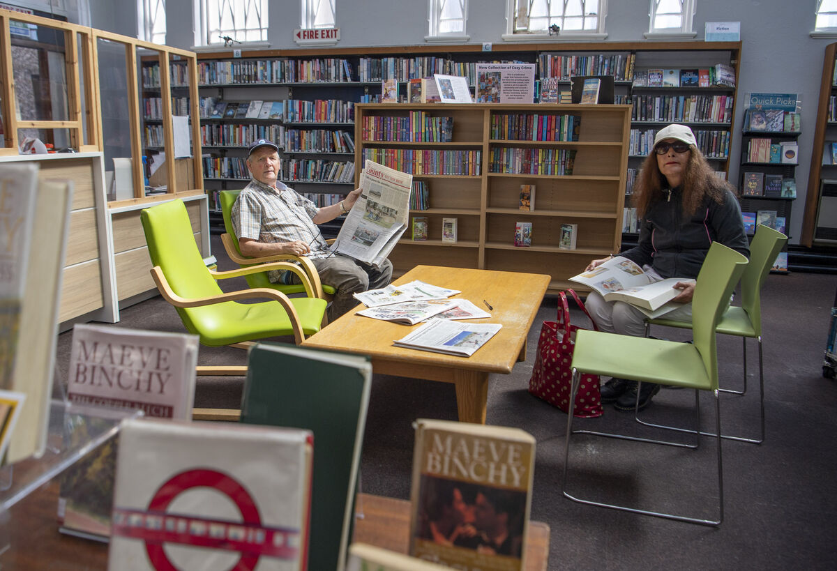 Noel Long and Rosaleen O'Rourke catching up on the news at Cork City Library. Picture Dan Linehan
