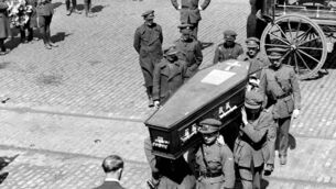 <p class="contextmenu internal_Caption">The coffin of General Michael Collins is carried aboard the ‘Classic’ at Custom House Quay, Cork, to be transported by sea to Dublin </p>