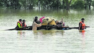 <p class="contextmenu internal_Caption">MISERY: Displaced people with belongings salvaged from their home in flood-hit Sohbat Pur city in Jaffarabad, Pakistan</p>