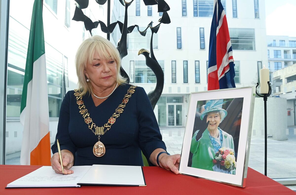 Cllr. Deirdre Forde, Lord Mayor of Cork, signing a book of condolence at City Hall, Cork, following the death of Queen Elizabeth 11. Pic: Denis Minihane.