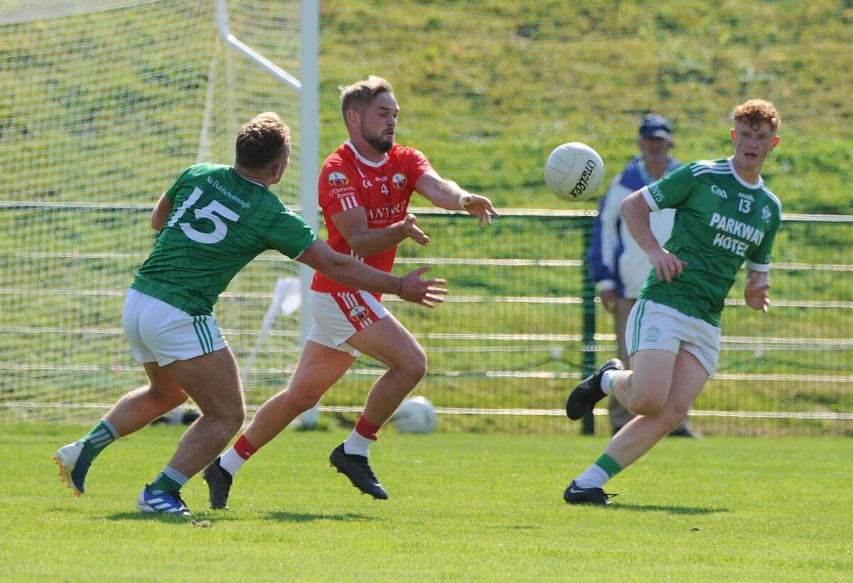 O' Donovan Rossa's Brian Minihane hand-passing the ball clear of Dohenys' Mark Buckley in the Bon Secours Cork SAFC at Bantry. Picture: Denis Minihane. O' Donovan Rossa's Brian Minihane hand-passing the ball clear of Dohenys' Mark Buckley in the Bon Secours Cork SAFC at Bantry. Picture: Denis Minihane.