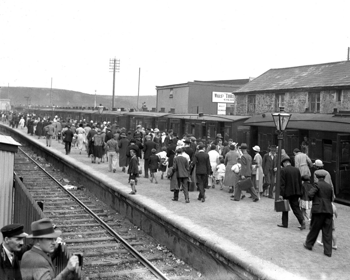 Daytrippers to Youghal August 1935.