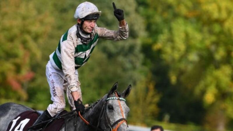 Alpinista claims l’Arc de Triomphe crown for Prescott and Morris