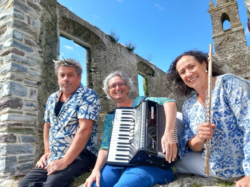 Billy Kennedy with his fellow musicians, Katrina Emtage and Ruti Lachs who will perform at St Matthew's Church, Templebreedy, Crosshaven this Saturday. Billy Kennedy with his fellow musicians, Katrina Emtage and Ruti Lachs who will perform at St Matthew's Church, Templebreedy, Crosshaven this Saturday.