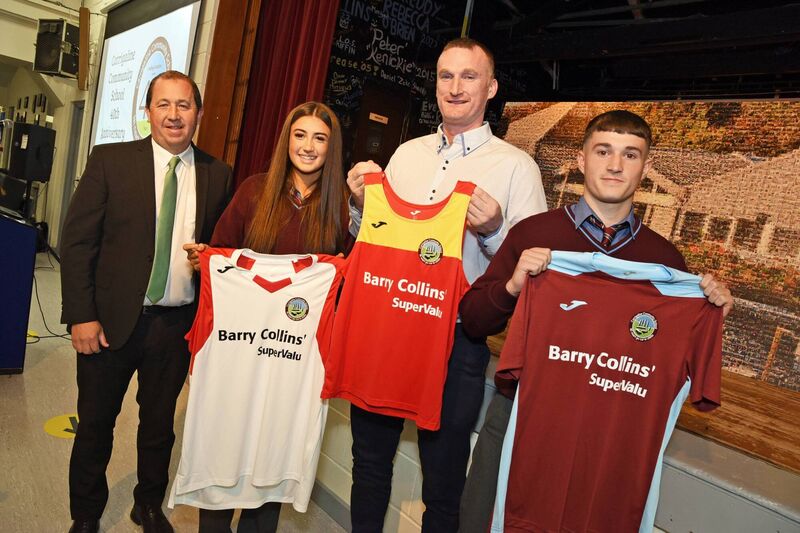 Nicholas Murphy: Carrigaline GAA player & former member of the Cork Senior inter-county team, presenting new school team jerseys sponsored by Collins Supervalu Carrigaline to Pat Looney: Deputy Principal, with Rebecca Sexton, Irish U16 Women's Basketball player, next to Shane D.O'Neill: GAA player, at the Carrigaline Community School 40th Anniversary Celebration Evening, 7th October 2022. Photo Siobhan Russell Nicholas Murphy: Carrigaline GAA player & former member of the Cork Senior inter-county team, presenting new school team jerseys sponsored by Collins Supervalu Carrigaline to Pat Looney: Deputy Principal, with Rebecca Sexton, Irish U16 Women's Basketball player, next to Shane D.O'Neill: GAA player, at the Carrigaline Community School 40th Anniversary Celebration Evening, 7th October 2022. Photo Siobhan Russell