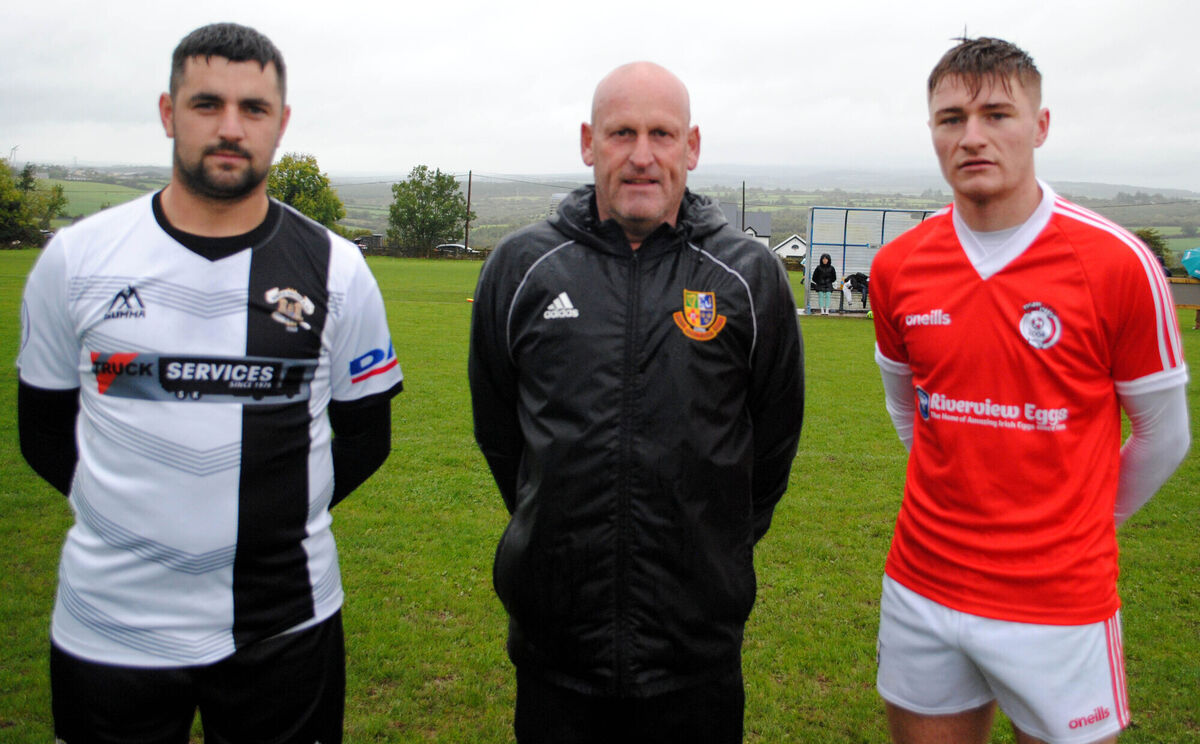 Watergrasshill's captain Sean Desmond (right) with Temple B's Conor Kent, accompanied by referee Richard O'Gorman.
