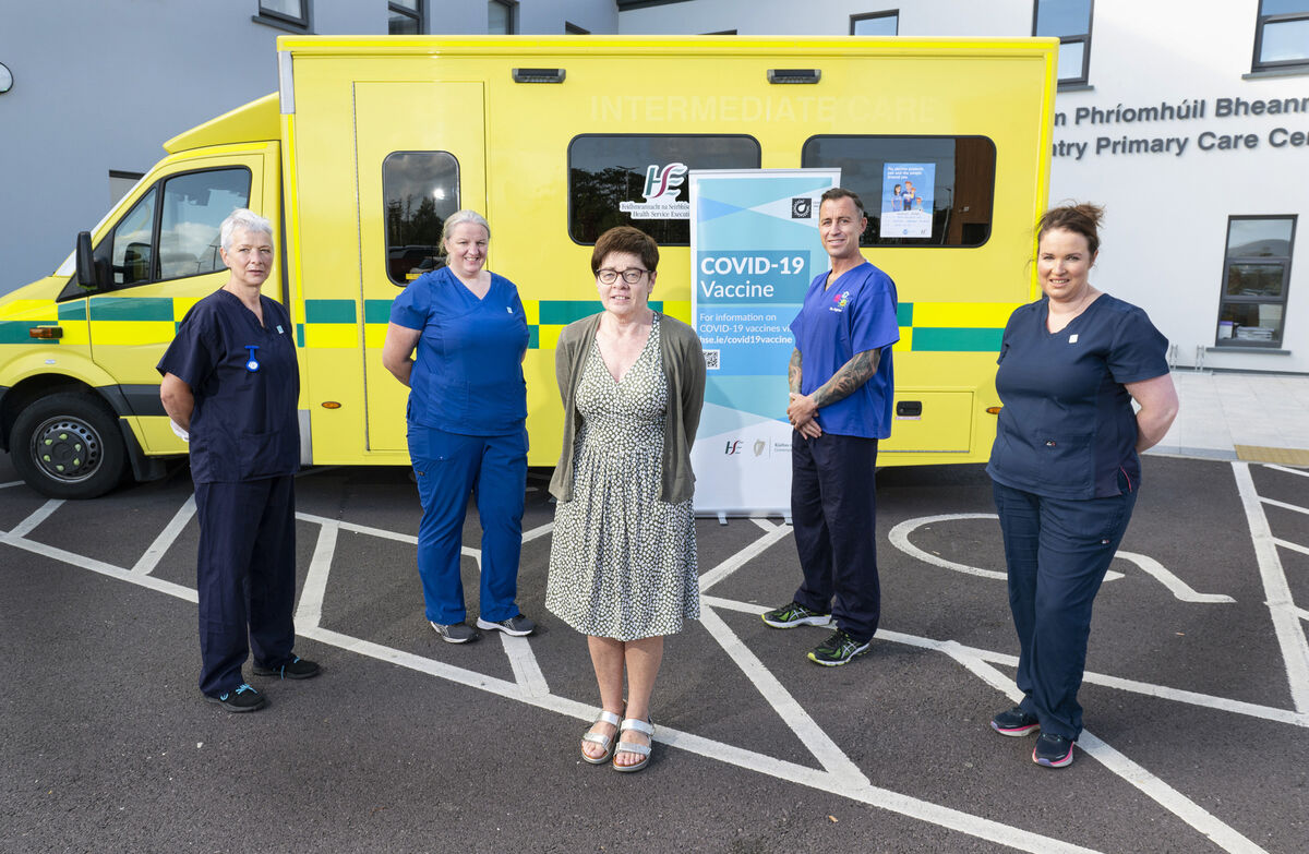 Sally Back vaccinator, Cora Hayes, Vaccination Centre lead, Peggy Horan GM Area vaccination Lead , John O'Regan vaccinator and Deirdre O'Mahony Clinic Lead, Taking delivery of the first Covid-19 mobile vaccination unit this winter, are the Cork Kerry Community Health West Cork vaccination team.
