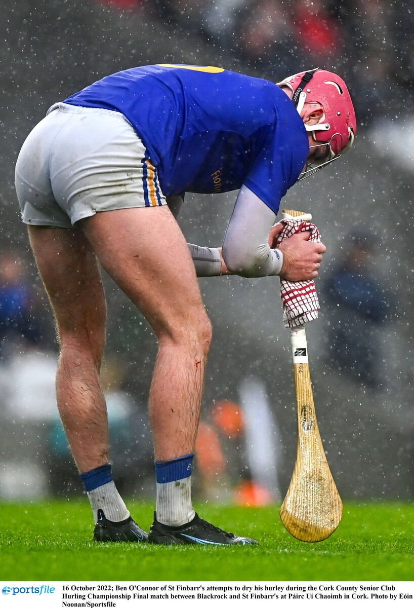 Ben O'Connor of St Finbarr's attempts to dry his hurley. Picture: Eóin Noonan/Sportsfile