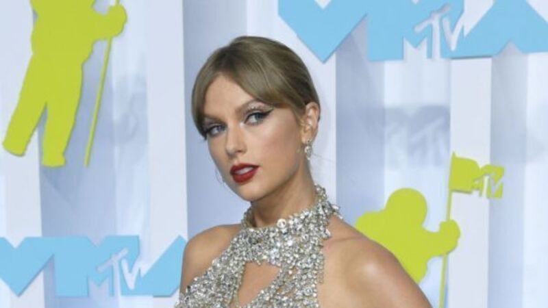 Taylor Swift gives glimpse at personal life on electronica-tinged Midnights