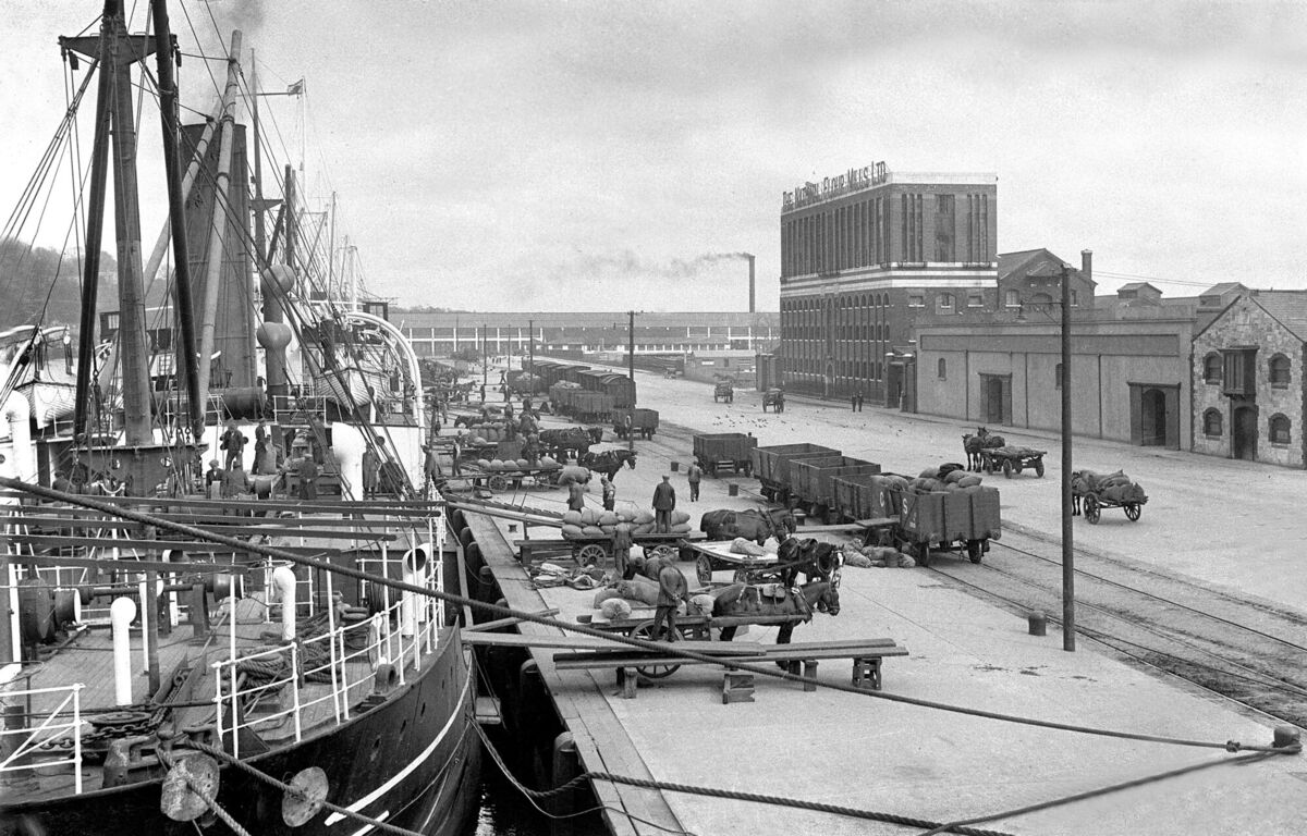 A busy quayside scene in Cork (Furlong's Mills building on right) 1935. A busy quayside scene in Cork (Furlong's Mills building on right) 1935.