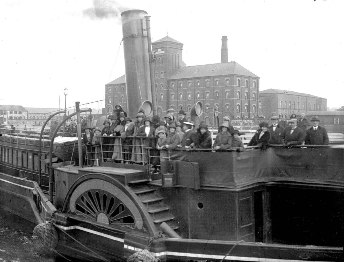 Paddle steamer at Custom House Quay circa 1905. Paddle steamer at Custom House Quay circa 1905.
