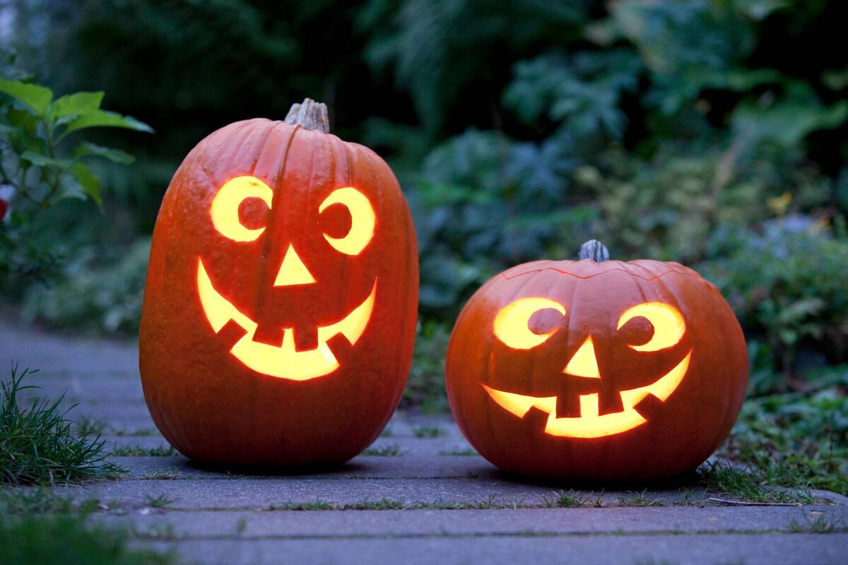 Time to get carving. Picture: Alamy/PA. WARNING: This picture must only be used to accompany PA Feature LIFE Autumn.