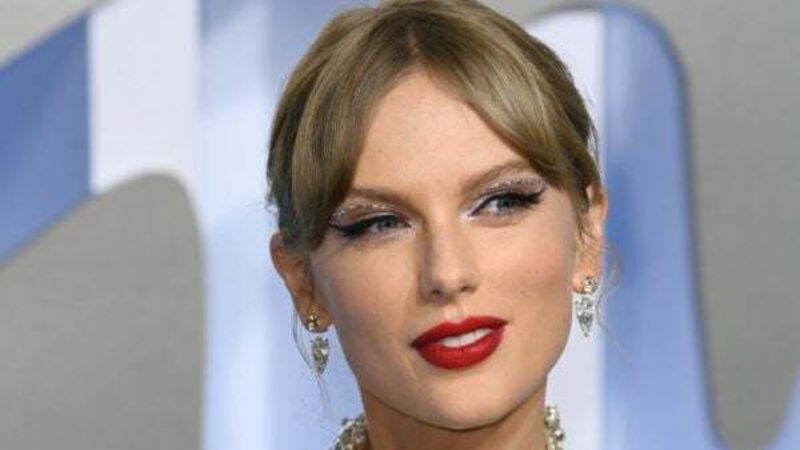 Taylor Swift’s new album and single stay top of the chart for second week Taylor Swift’s new album and single stay top of the chart for second week