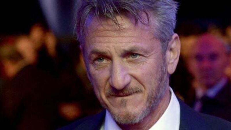 Sean Penn gives one of his Oscars to Ukrainian president Volodymyr Zelensky
