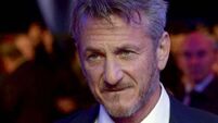 Sean Penn gives one of his Oscars to Ukrainian president Volodymyr Zelensky