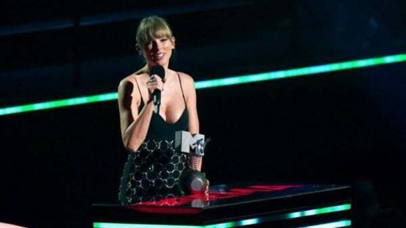 Taylor Swift praises fans as she collects top gong at 2022 MTV EMAs