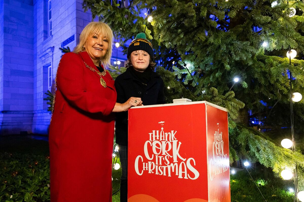 Lord Mayor Cllr. Deirdre Forde and Oisín Robinson join together to light Cork City up for Christmas. Picture: Alison Miles /OSM PHOTO.