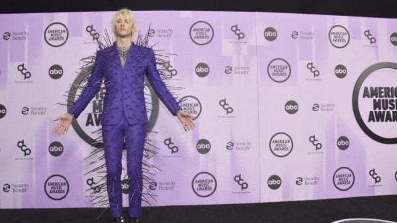 Machine Gun Kelly dons extravagant spiked suit at the AMAs Machine Gun Kelly dons extravagant spiked suit at the AMAs