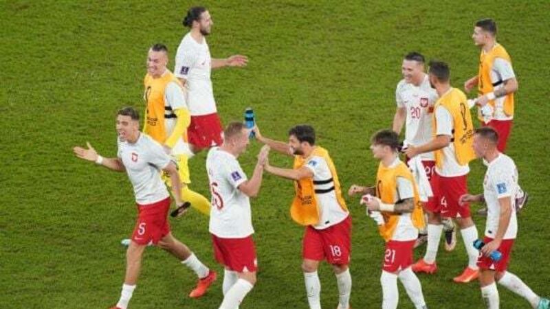 Poland pip Mexico to last-16 spot despite defeat to Argentina Poland pip Mexico to last-16 spot despite defeat to Argentina