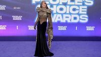 Shania Twain shows off bold throwback look on 2022 People’s Choice red carpet